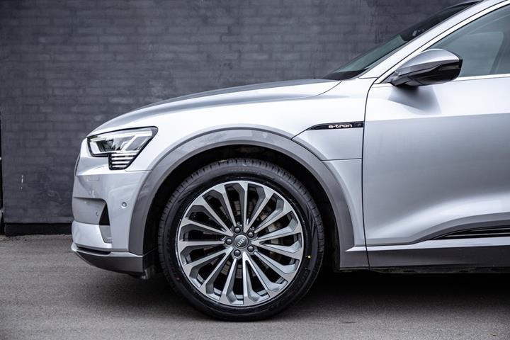 Sølv Audi e-tron fra 2020