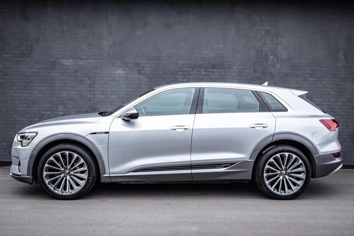 Sølv Audi e-tron fra 2020