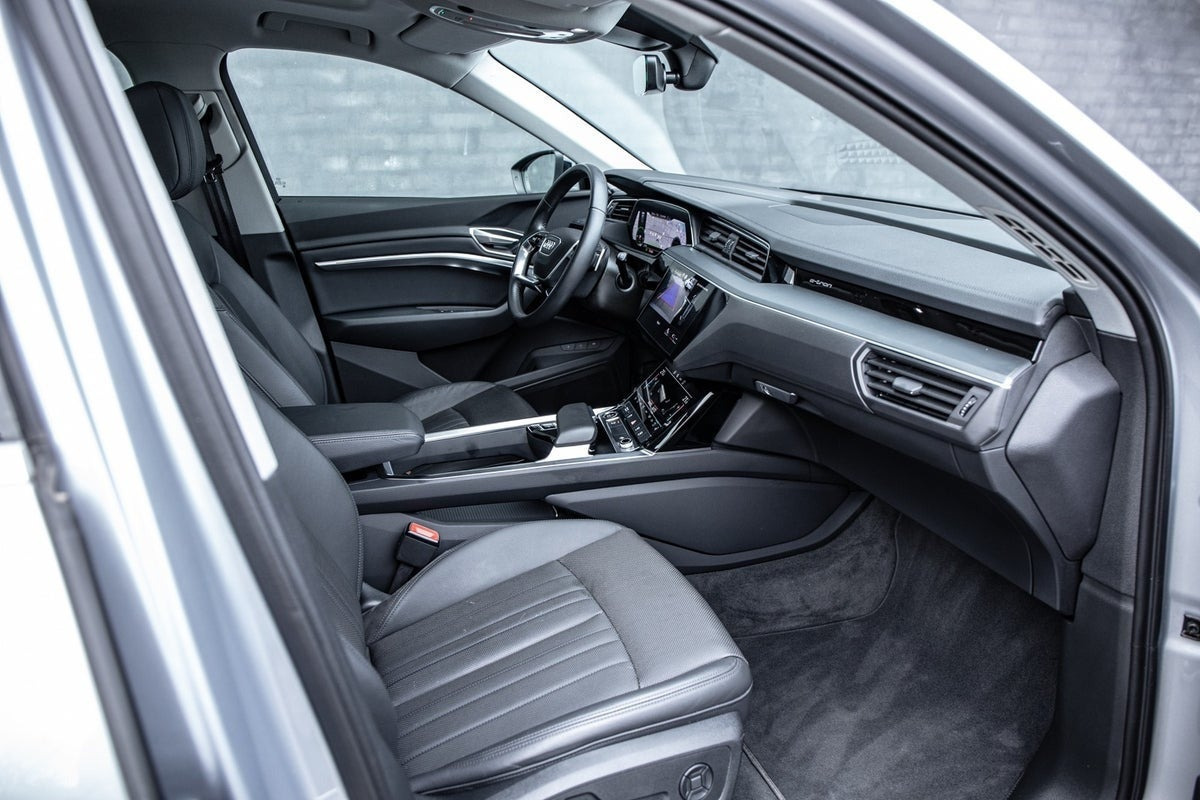 Sølv Audi e-tron fra 2020