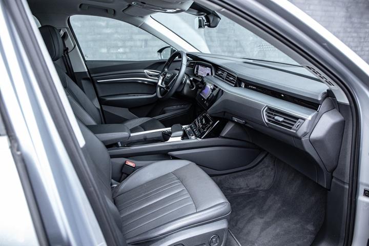 Sølv Audi e-tron fra 2020