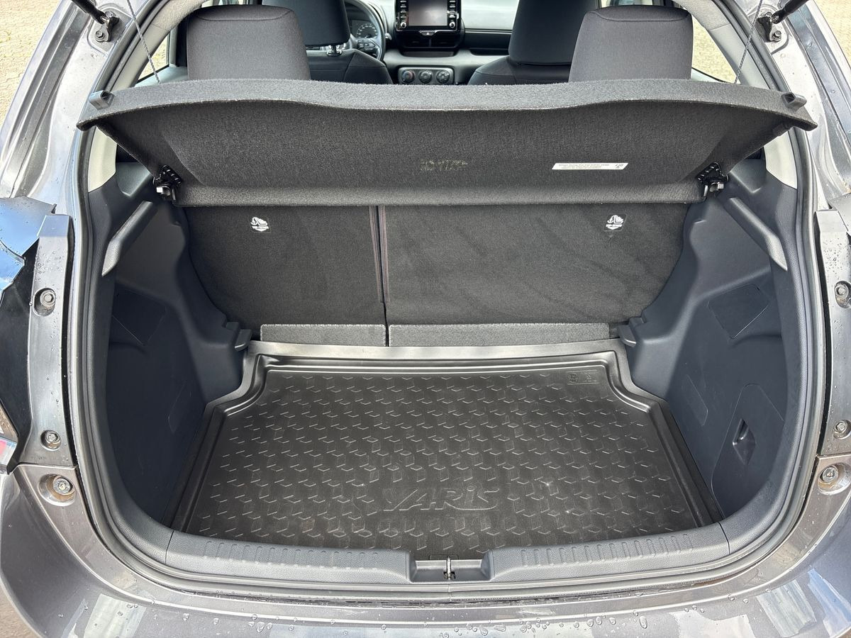 Sort Toyota Yaris fra 2021