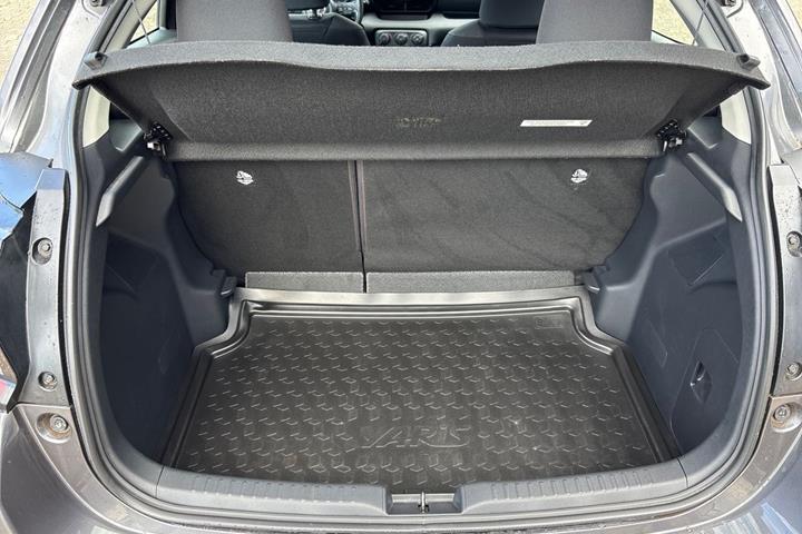 Sort Toyota Yaris fra 2021
