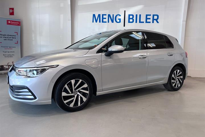 Sølv VW Golf fra 2020 set udefra