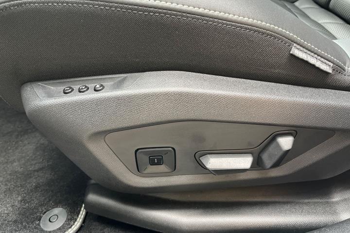 Blå Peugeot e-5008 fra 2024