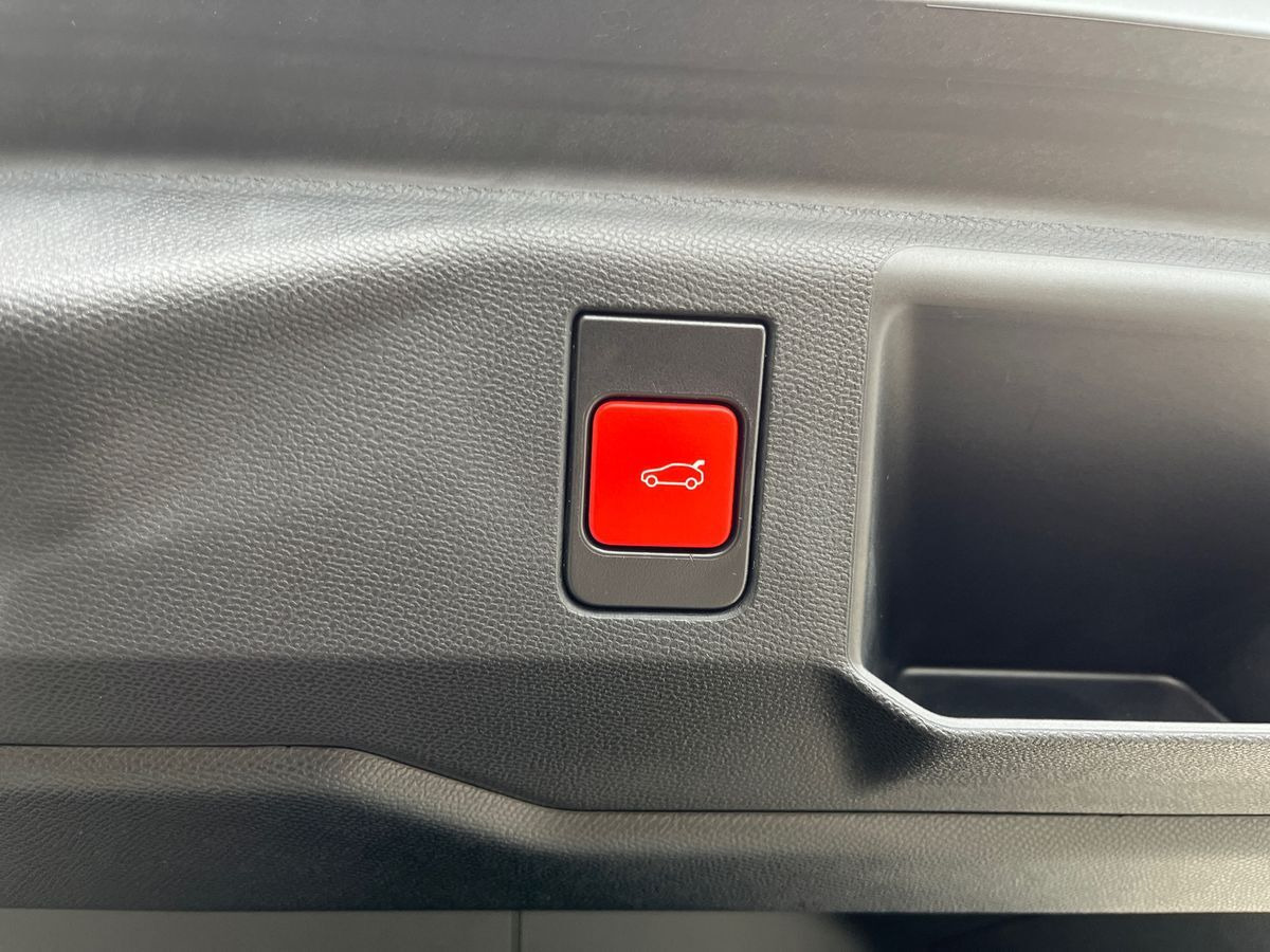 Blå Peugeot e-5008 fra 2024
