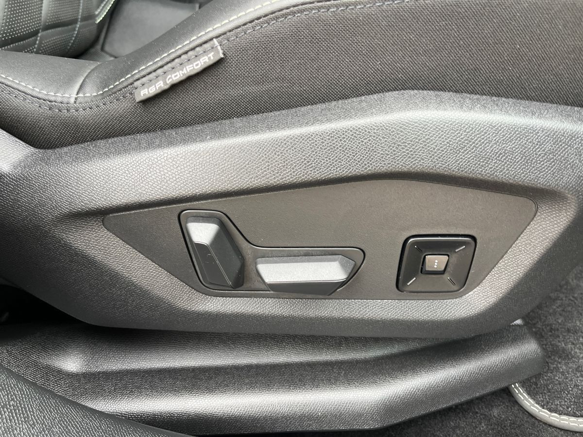 Blå Peugeot e-5008 fra 2024