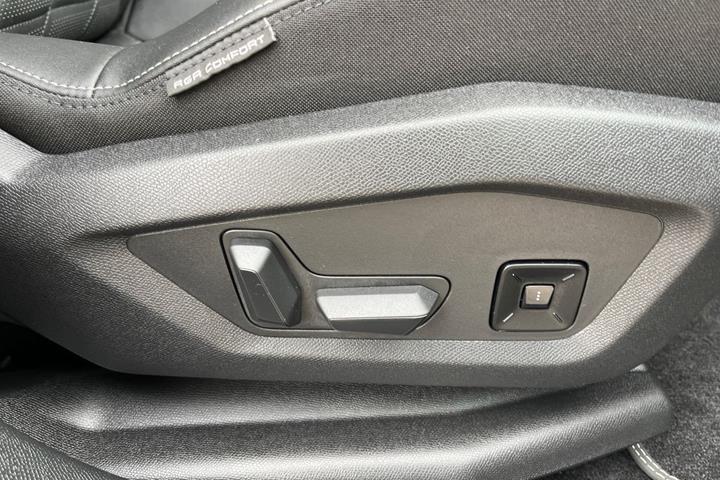 Blå Peugeot e-5008 fra 2024