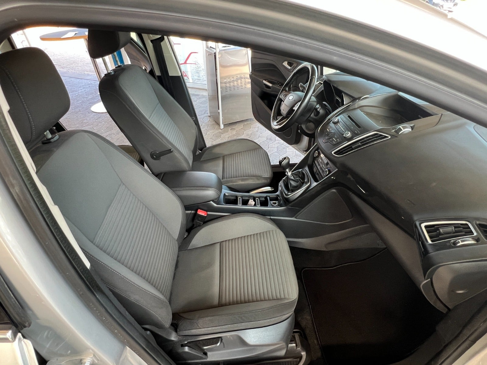 Sølv Ford C-MAX fra 2016