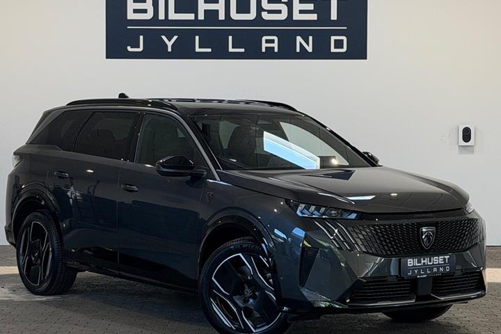 Grå Peugeot e-5008 fra 2025 set udefra