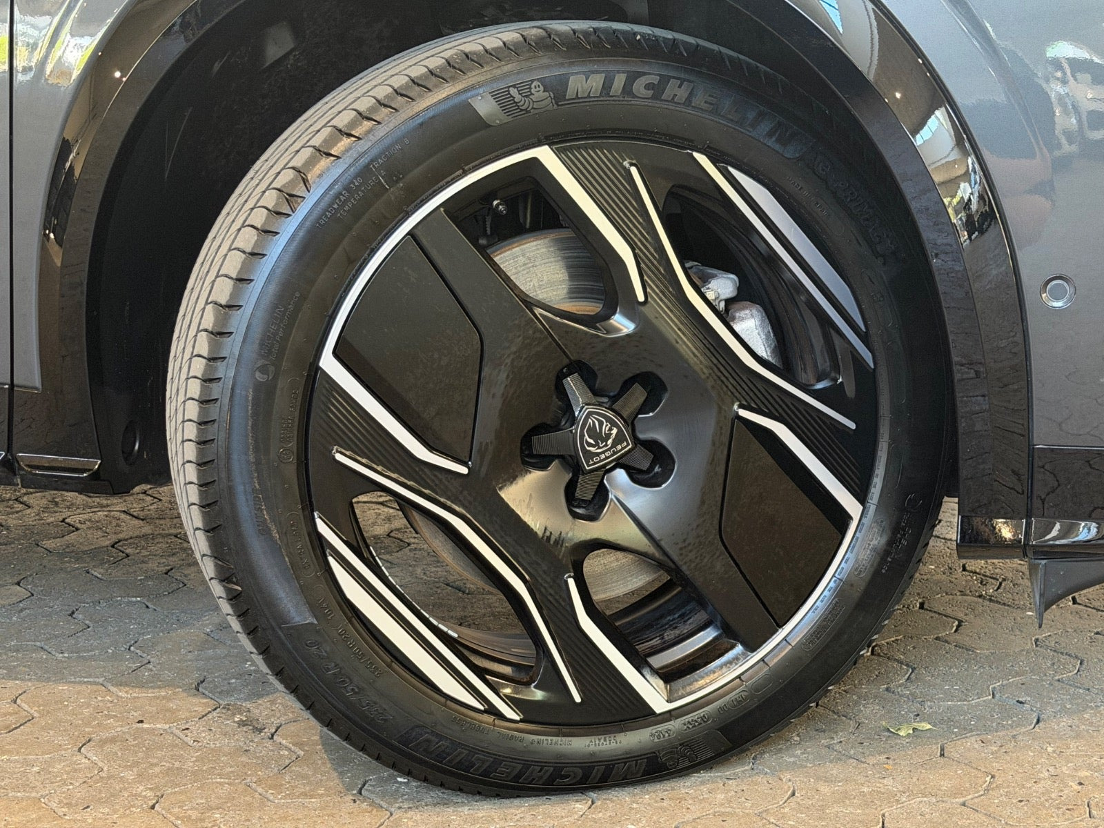 Grå Peugeot e-5008 fra 2025