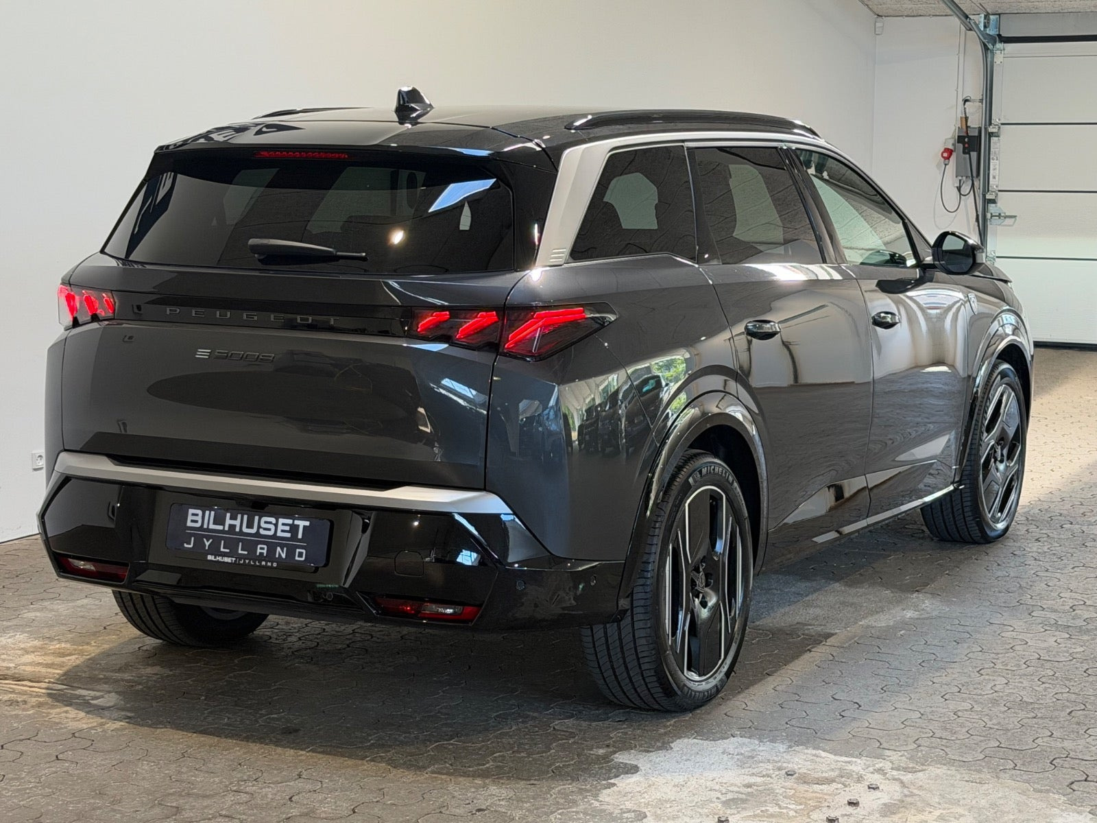 Grå Peugeot e-5008 fra 2025