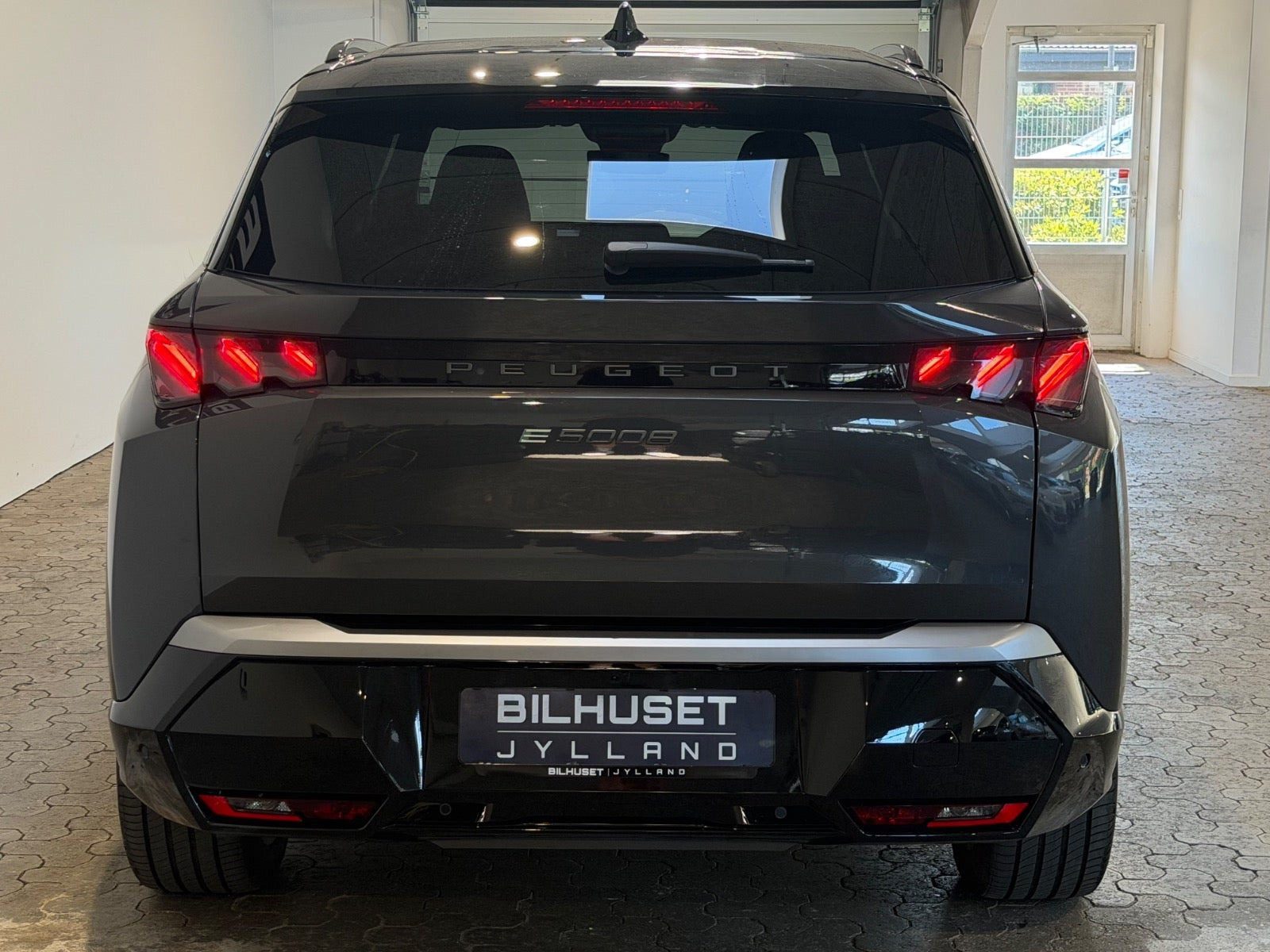Grå Peugeot e-5008 fra 2025