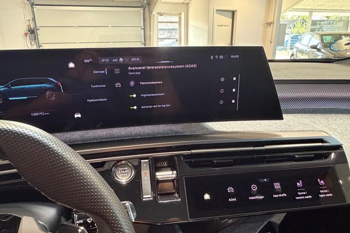 Grå Peugeot e-5008 fra 2025