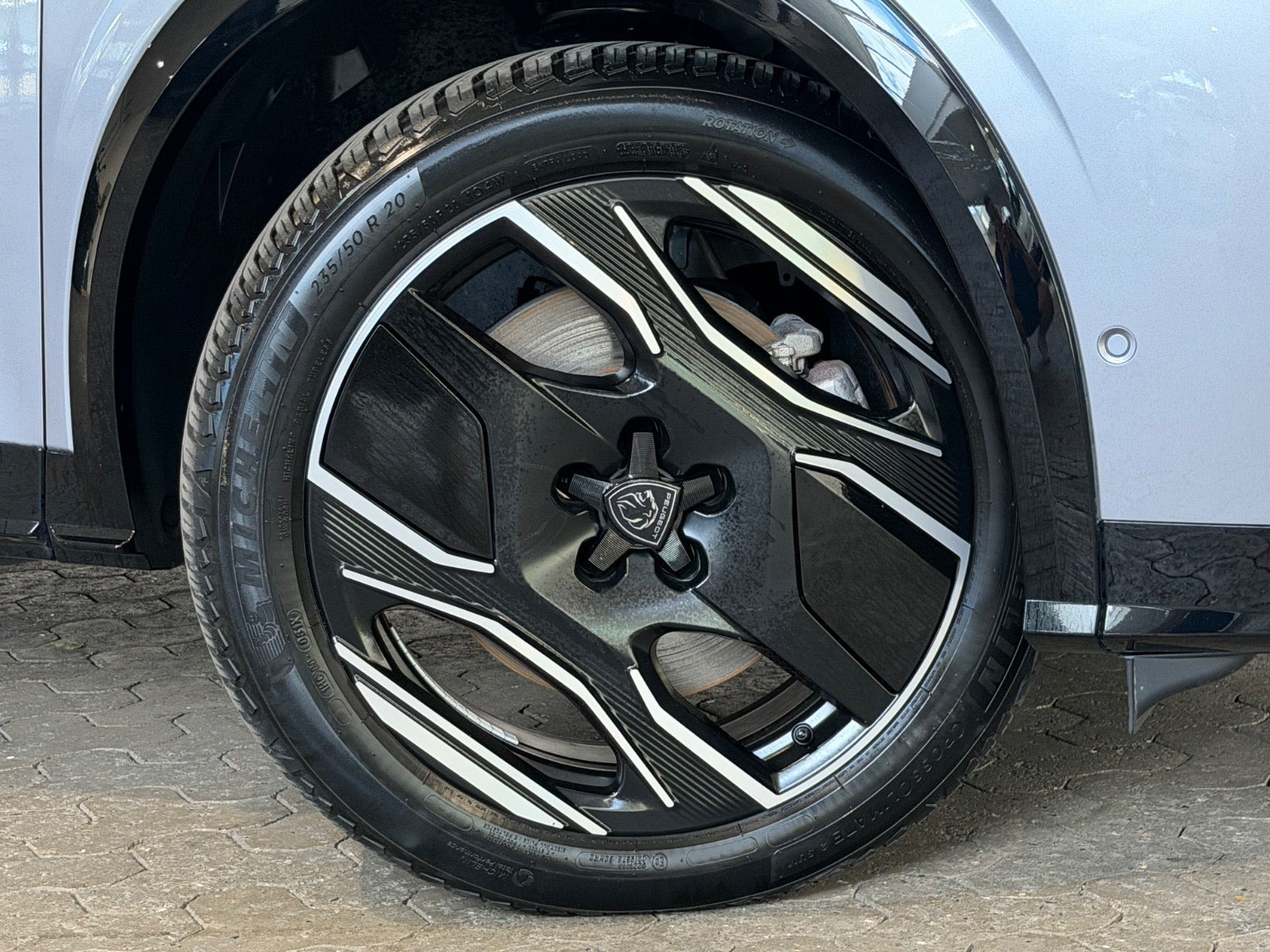 Grå Peugeot e-5008 fra 2025