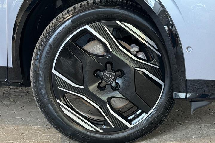 Grå Peugeot e-5008 fra 2025
