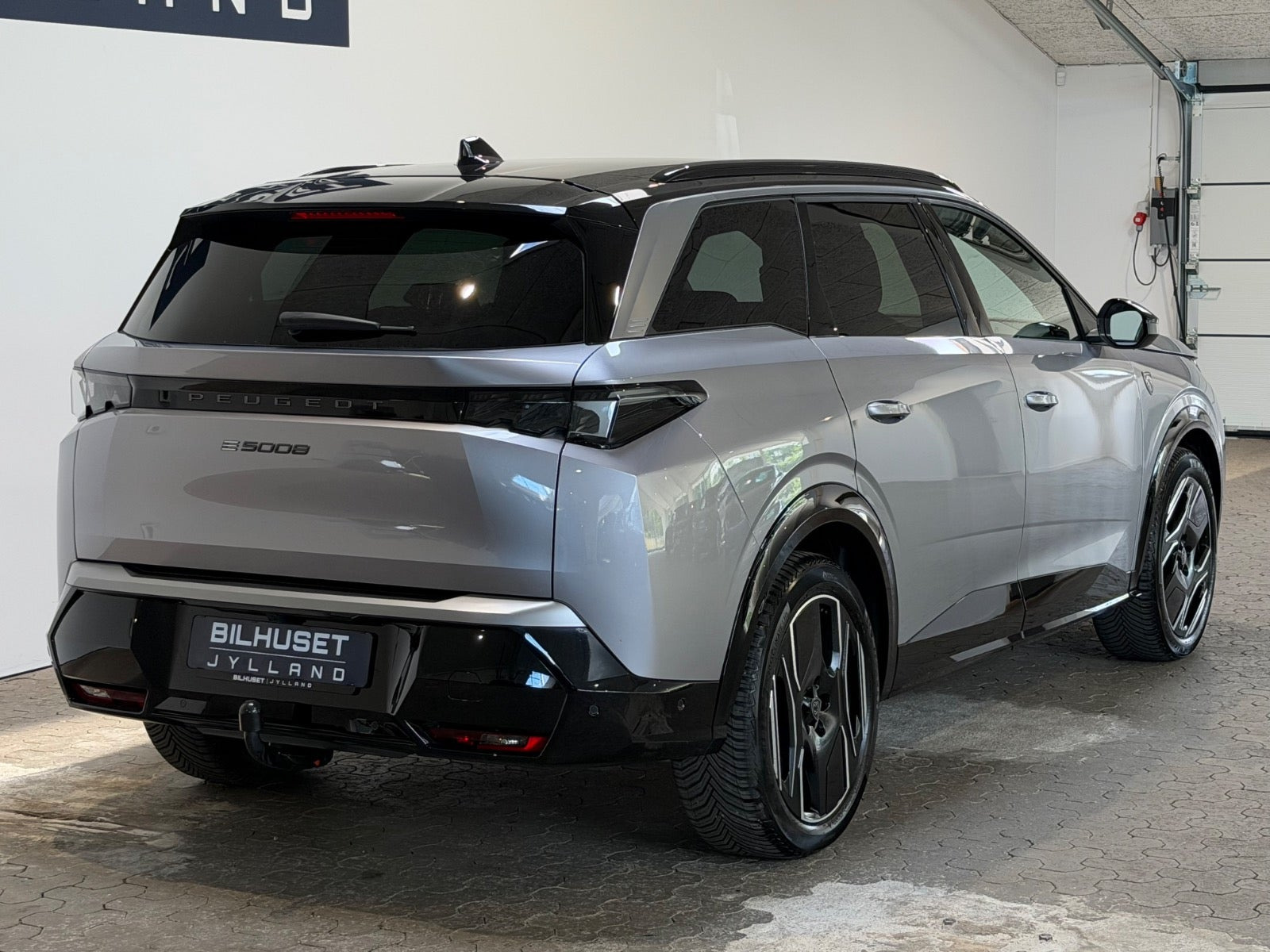 Grå Peugeot e-5008 fra 2025