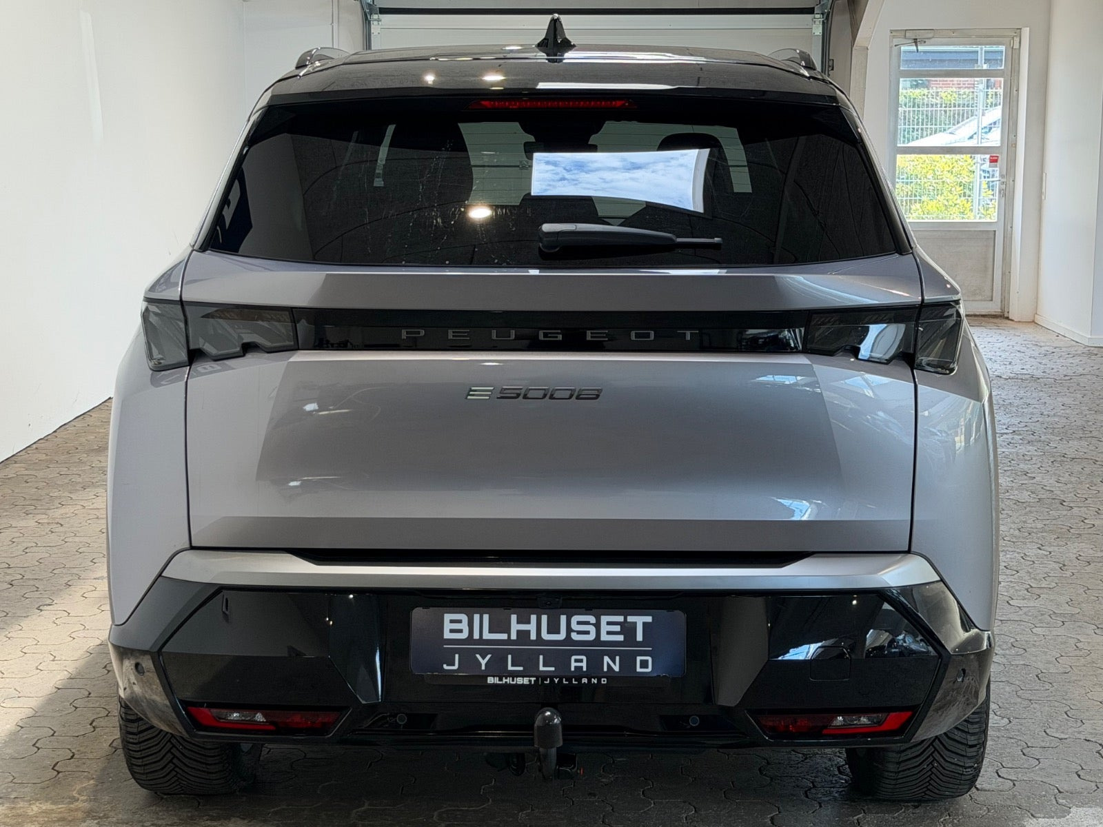 Grå Peugeot e-5008 fra 2025