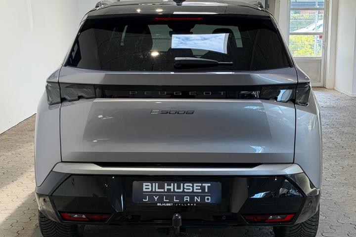 Grå Peugeot e-5008 fra 2025