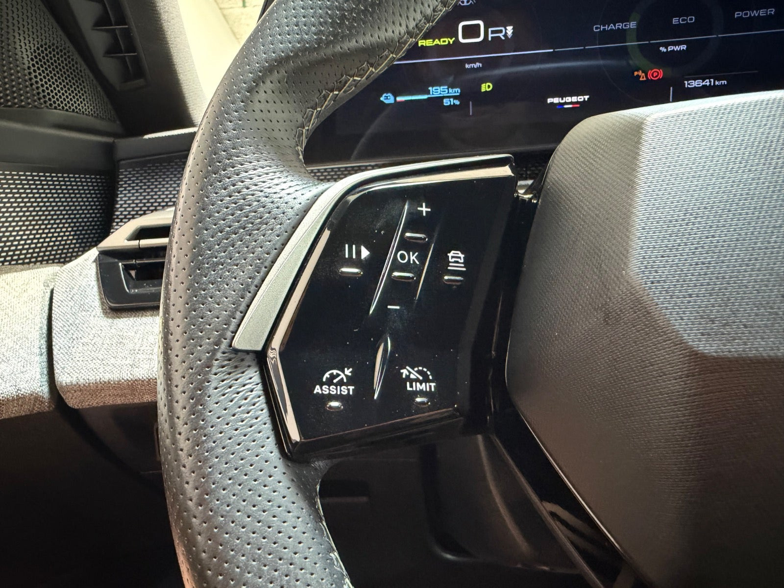 Grå Peugeot e-5008 fra 2025