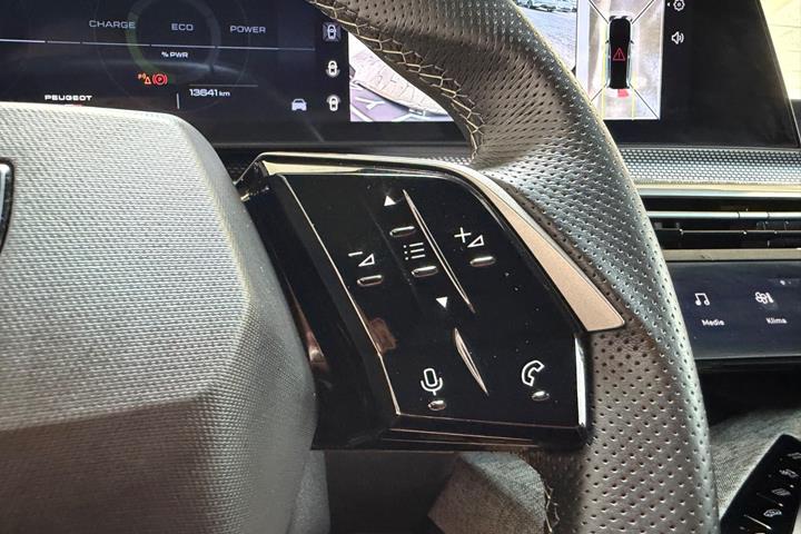 Grå Peugeot e-5008 fra 2025