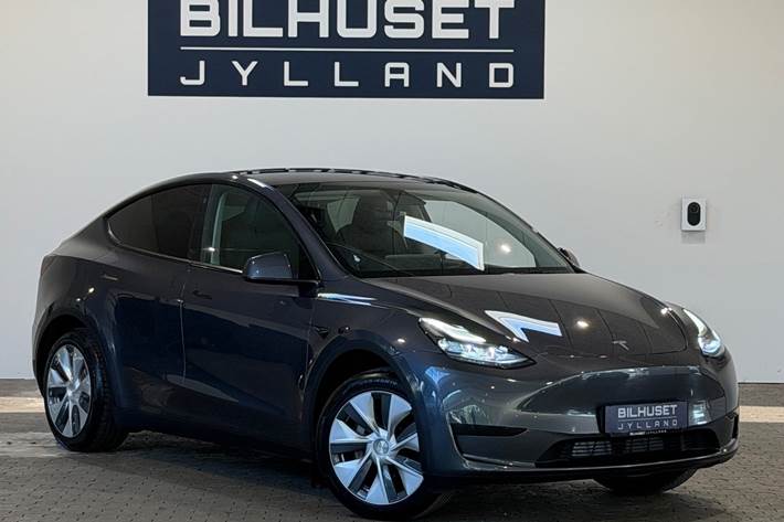 Grå Tesla Model Y fra 2023