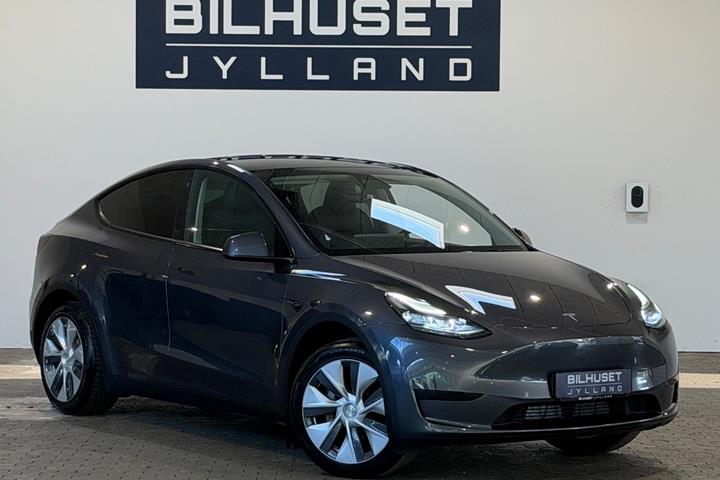 Grå Tesla Model Y fra 2023 set udefra