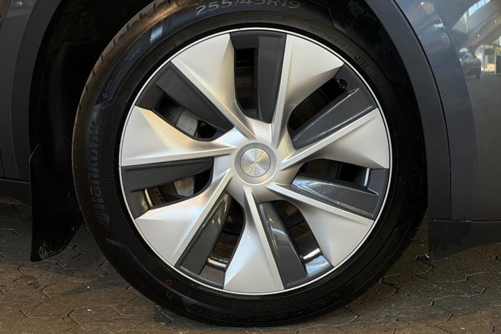 Grå Tesla Model Y fra 2023