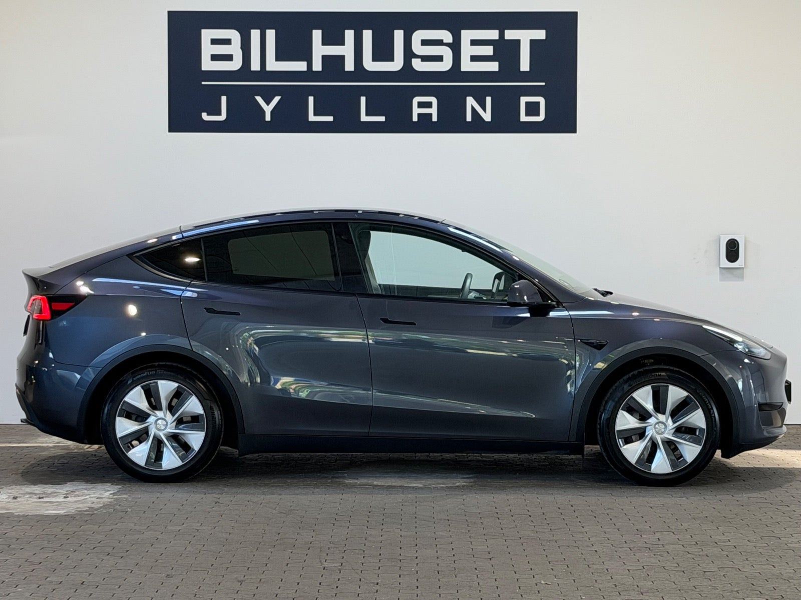 Grå Tesla Model Y fra 2023