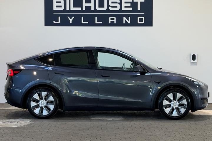 Grå Tesla Model Y fra 2023