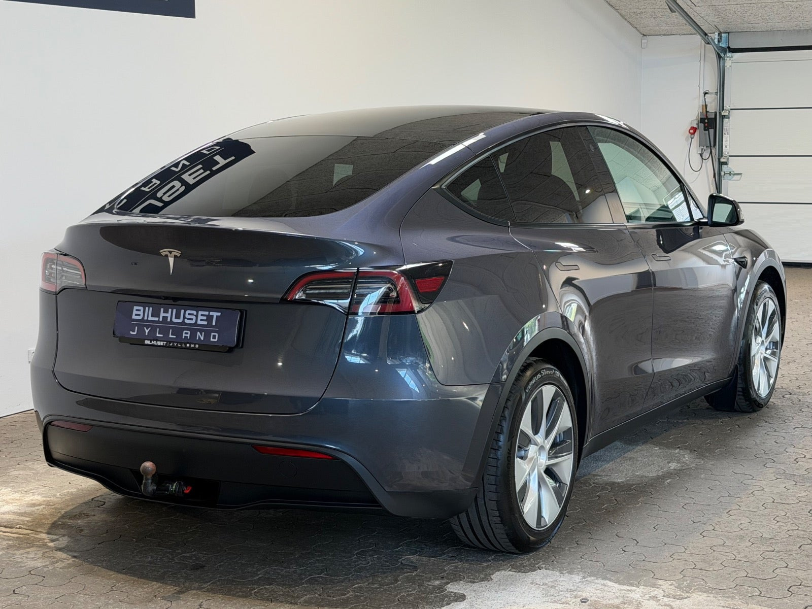 Grå Tesla Model Y fra 2023