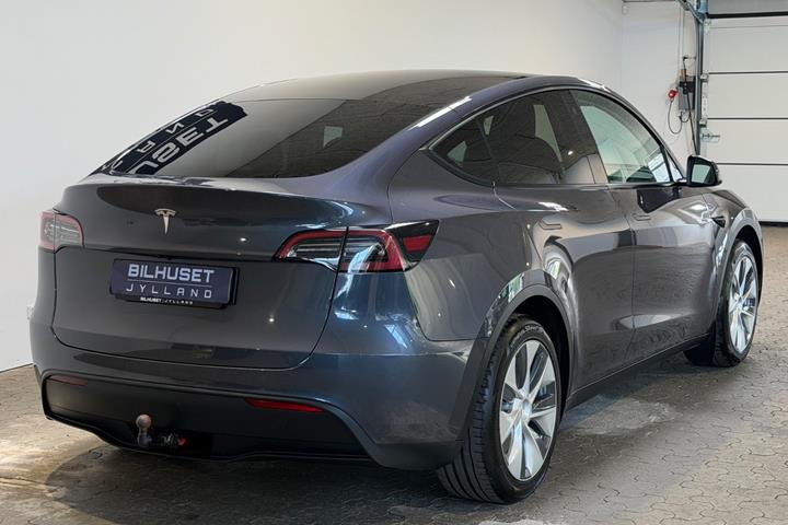 Grå Tesla Model Y fra 2023