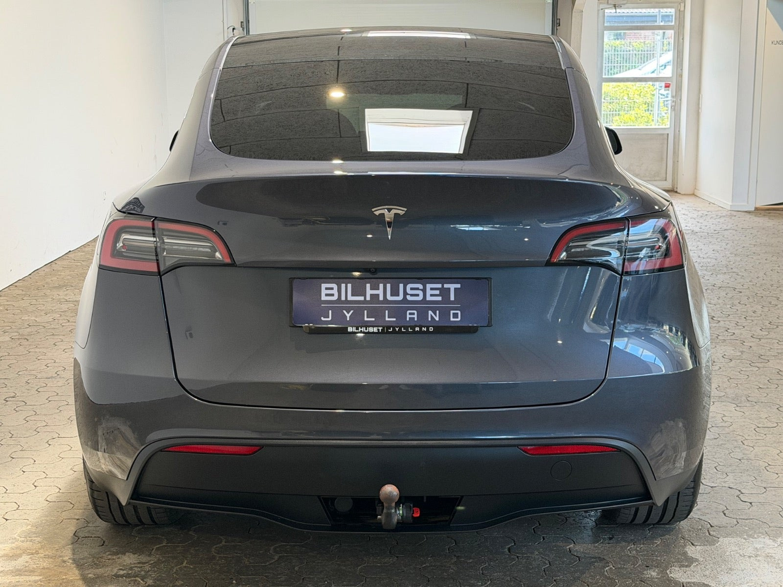 Grå Tesla Model Y fra 2023