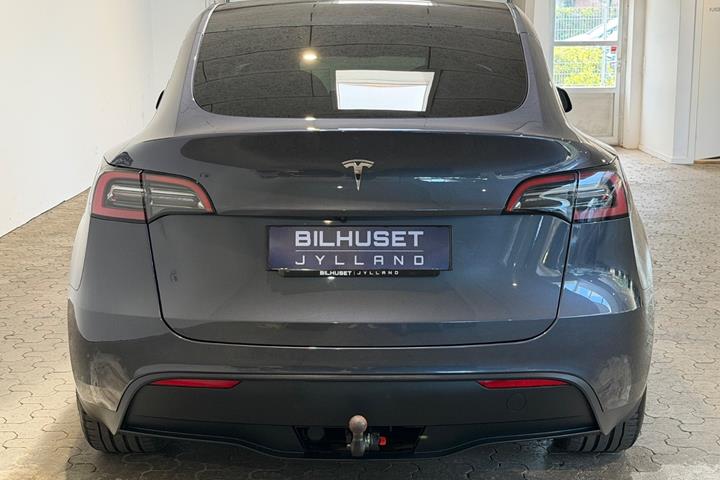Grå Tesla Model Y fra 2023