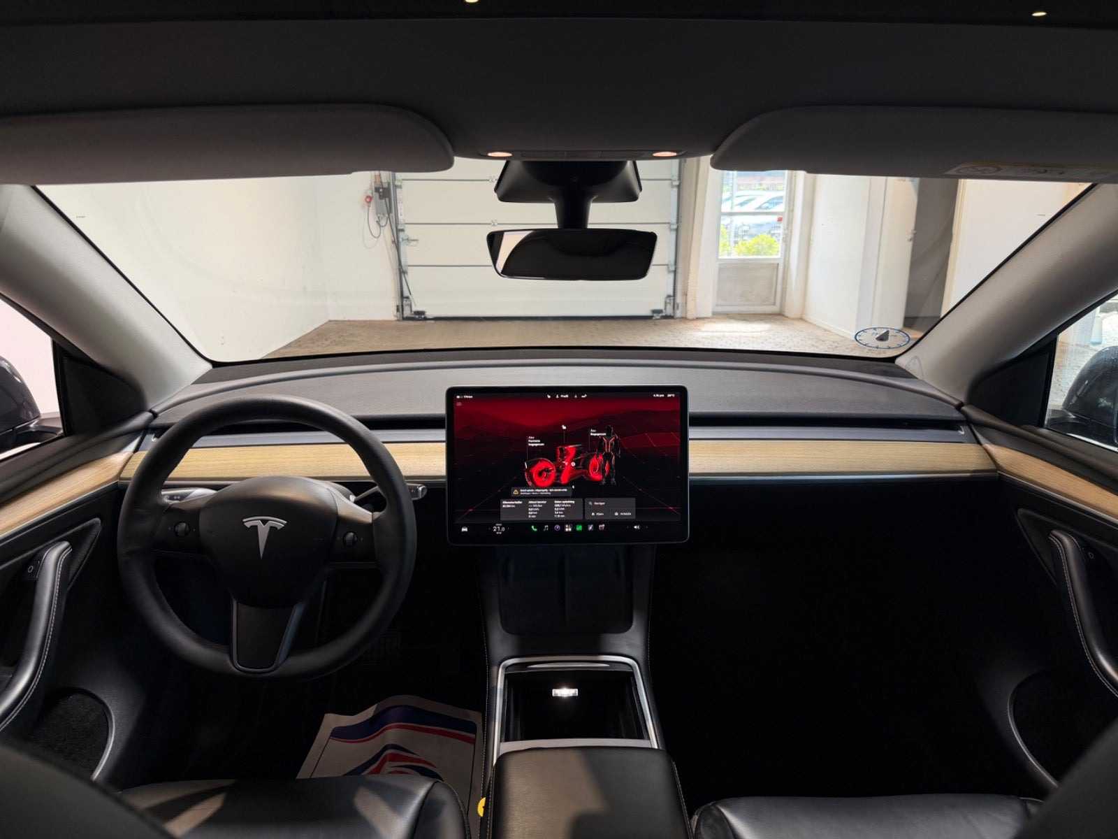 Grå Tesla Model Y fra 2023