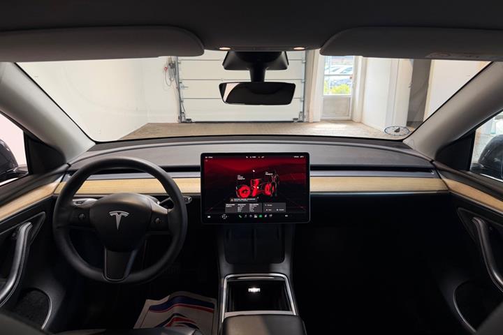 Grå Tesla Model Y fra 2023