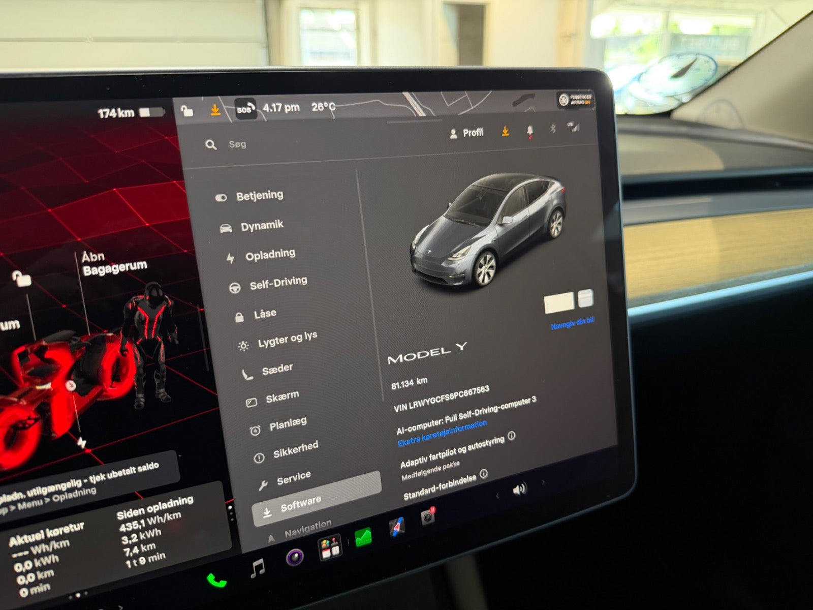 Grå Tesla Model Y fra 2023