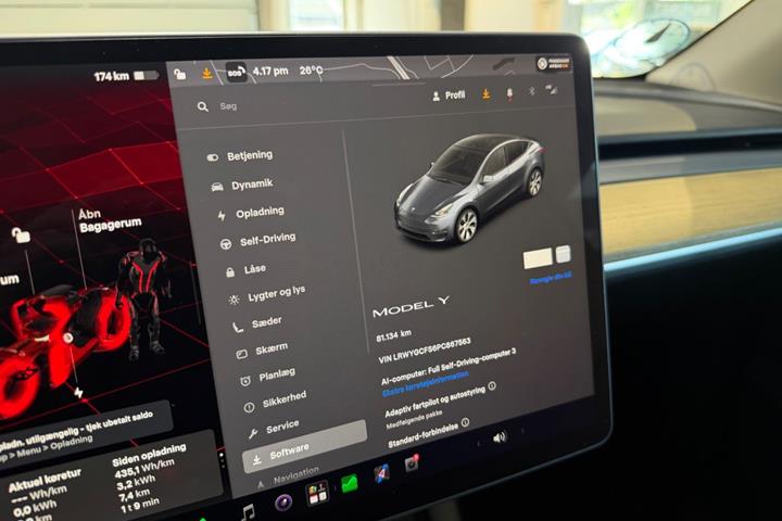 Grå Tesla Model Y fra 2023