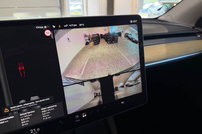 Grå Tesla Model Y fra 2023