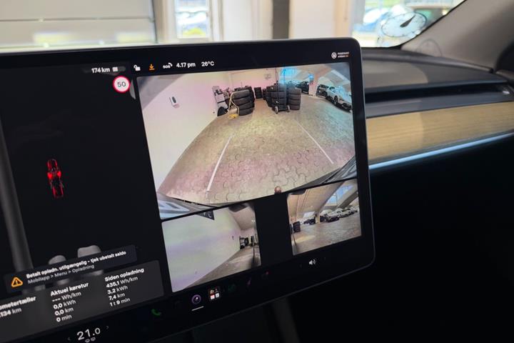 Grå Tesla Model Y fra 2023