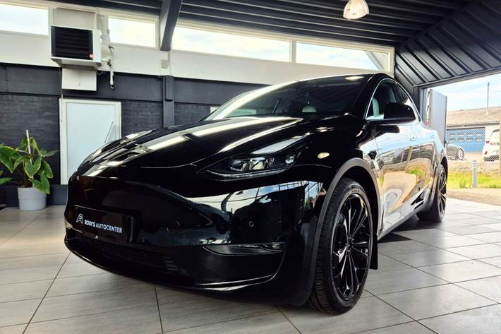 Sort Tesla Model Y fra 2021