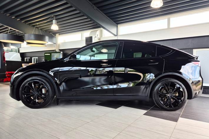 Sort Tesla Model Y fra 2021