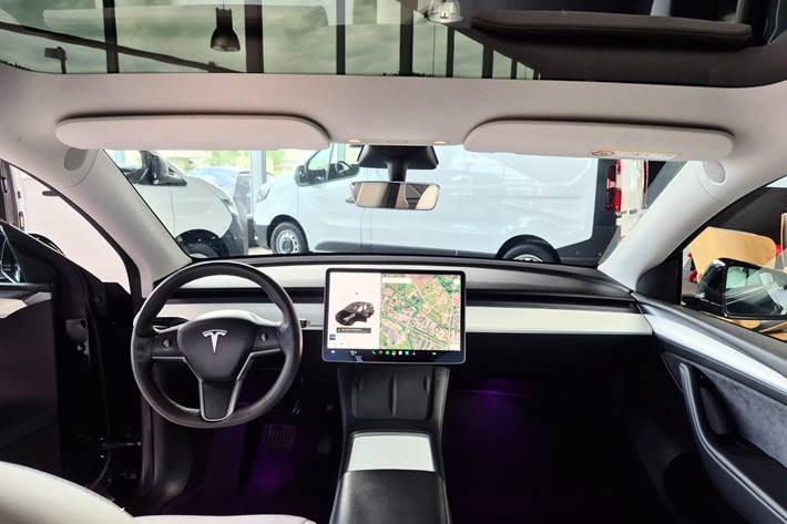 Sort Tesla Model Y fra 2021