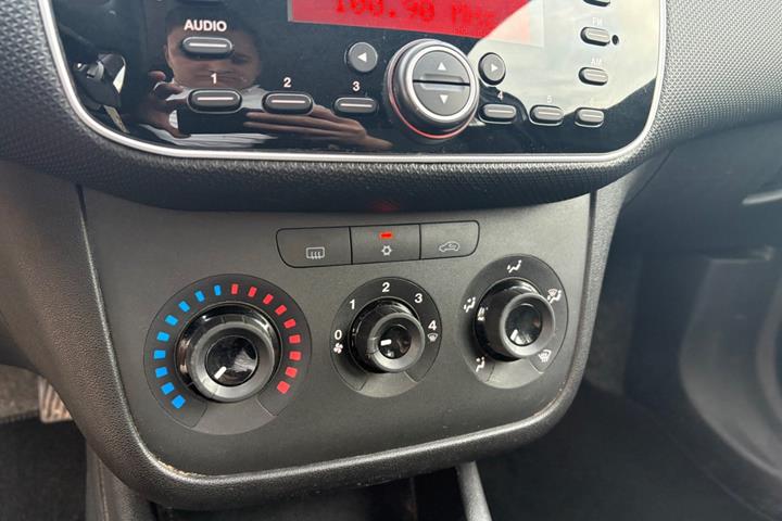 Grøn Fiat Punto fra 2015