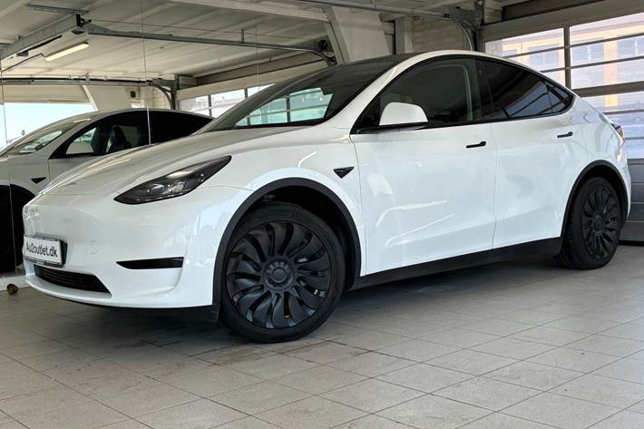 Hvid Tesla Model Y fra 2023
