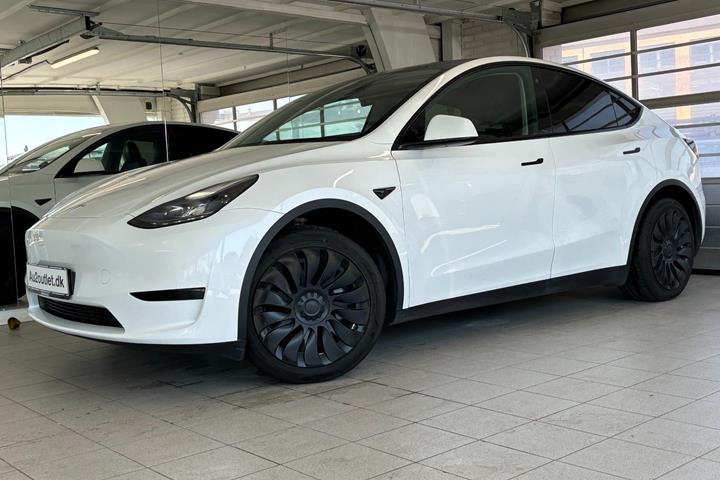 Hvid Tesla Model Y fra 2023 set udefra