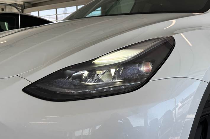 Hvid Tesla Model Y fra 2023