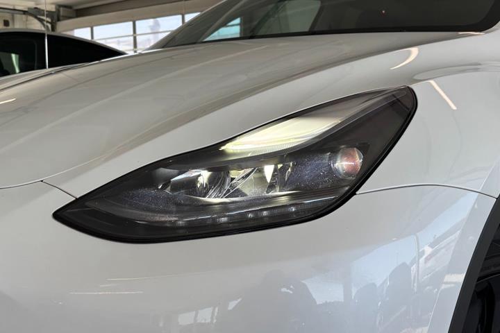 Hvid Tesla Model Y fra 2023