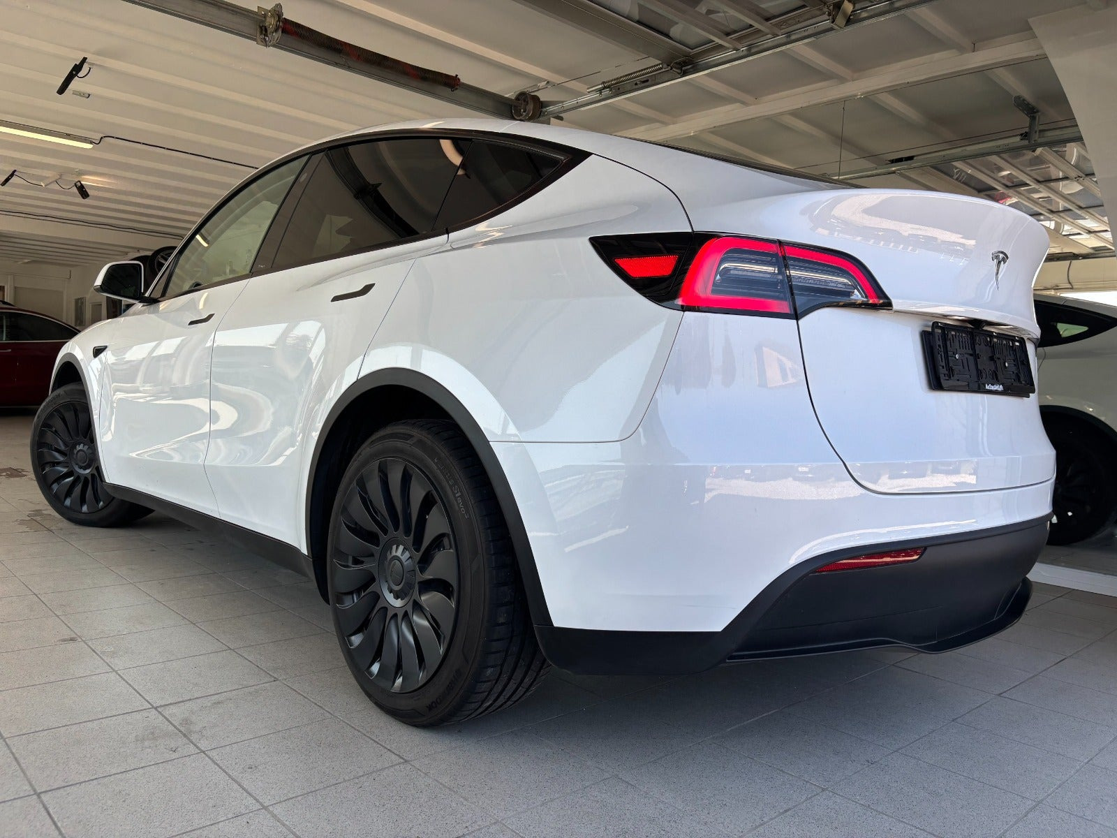 Hvid Tesla Model Y fra 2023