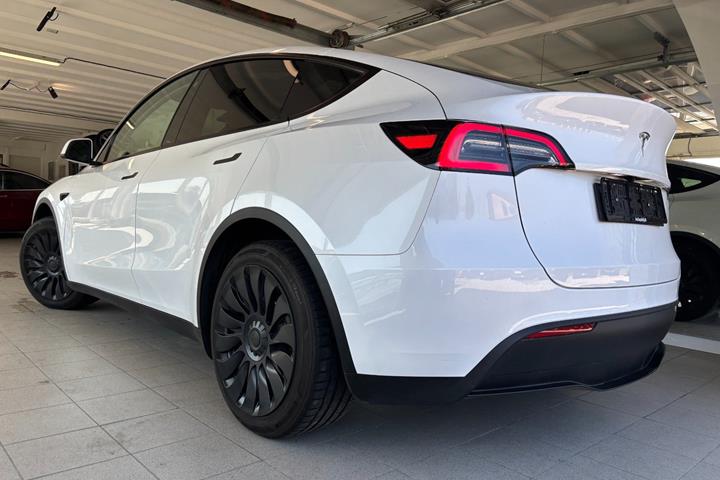 Hvid Tesla Model Y fra 2023