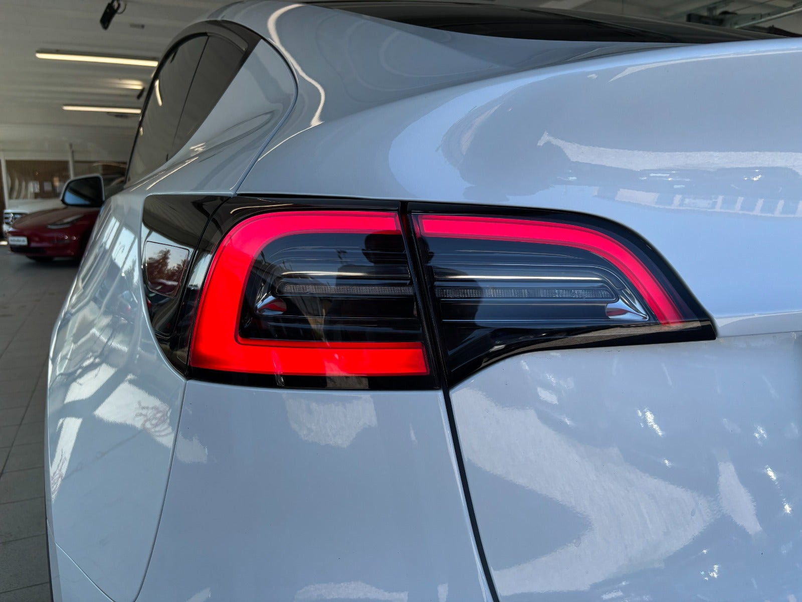Hvid Tesla Model Y fra 2023